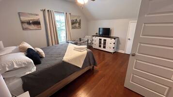 3 chambres, bureau, fer et planche à repasser, lit parapluie