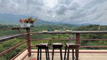 Free daily cooked-to-order breakfast