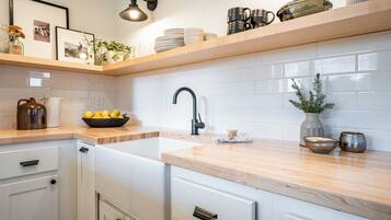 Frigorifero, microonde, macchina per tè/caffè, tostapane