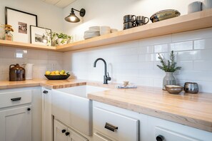 Geladeira, micro-ondas, cafeteira/chaleira, torradeira