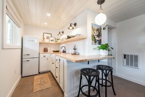 Kühlschrank, Mikrowelle, Wasserkocher mit Kaffee-/Teezubehör, Toaster