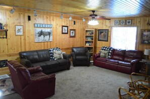 Een televisie en een open haard