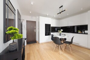 Microwave, dishwasher, cookware/dishes/utensils - Modern Apartment With Balcony by Renters (Warsaw)