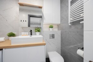 Shower, towels - Modern Apartment With Balcony by Renters (Warsaw)