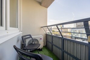 Balcony - Modern Apartment With Balcony by Renters (Warsaw)