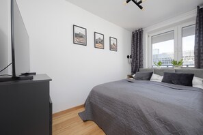 1 bedroom, bed sheets - Modern Apartment With Balcony by Renters (Warsaw)