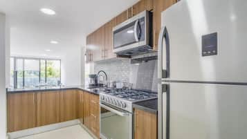 Departamento exclusivo, 2 habitaciones, balcón, vista a la ciudad | Cocina privada | Refrigerador con congelador, microondas, horno y tostadora