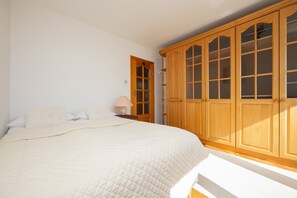 4 bedrooms, bed sheets - Apartment for 8 Guests by Renters (Warsaw)