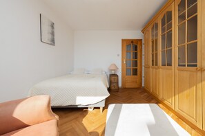 4 bedrooms, bed sheets - Apartment for 8 Guests by Renters (Warsaw)