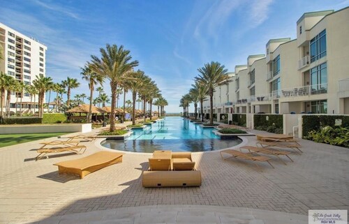 NEW SAPPHIRE Resort Luxury Condo Beachfront, Bay and SpaceX View! 5 star host! 