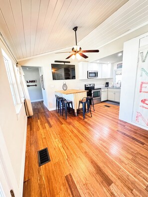 Fridge, microwave, oven, stovetop - Charming waterfront retreat on PK, boat slip included, & beach swimming area  (Graford)