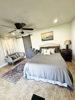 3 bedrooms, iron/ironing board, free WiFi, bed sheets - Charming waterfront retreat on PK, boat slip included, & beach swimming area  (Graford)