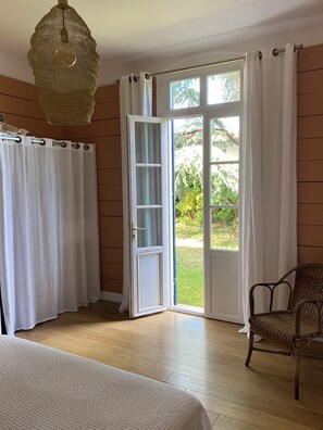 5 chambres, fer et planche à repasser, Wi-Fi, draps fournis