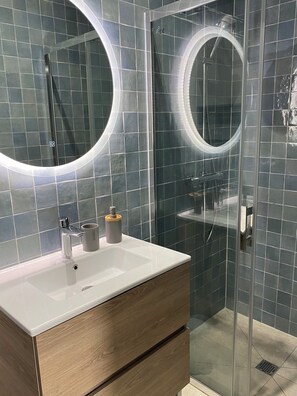 Dusche, Haartrockner, Handtücher, Seife