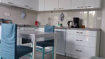 Kühlschrank, Ofen, Herdplatte, Geschirrspüler