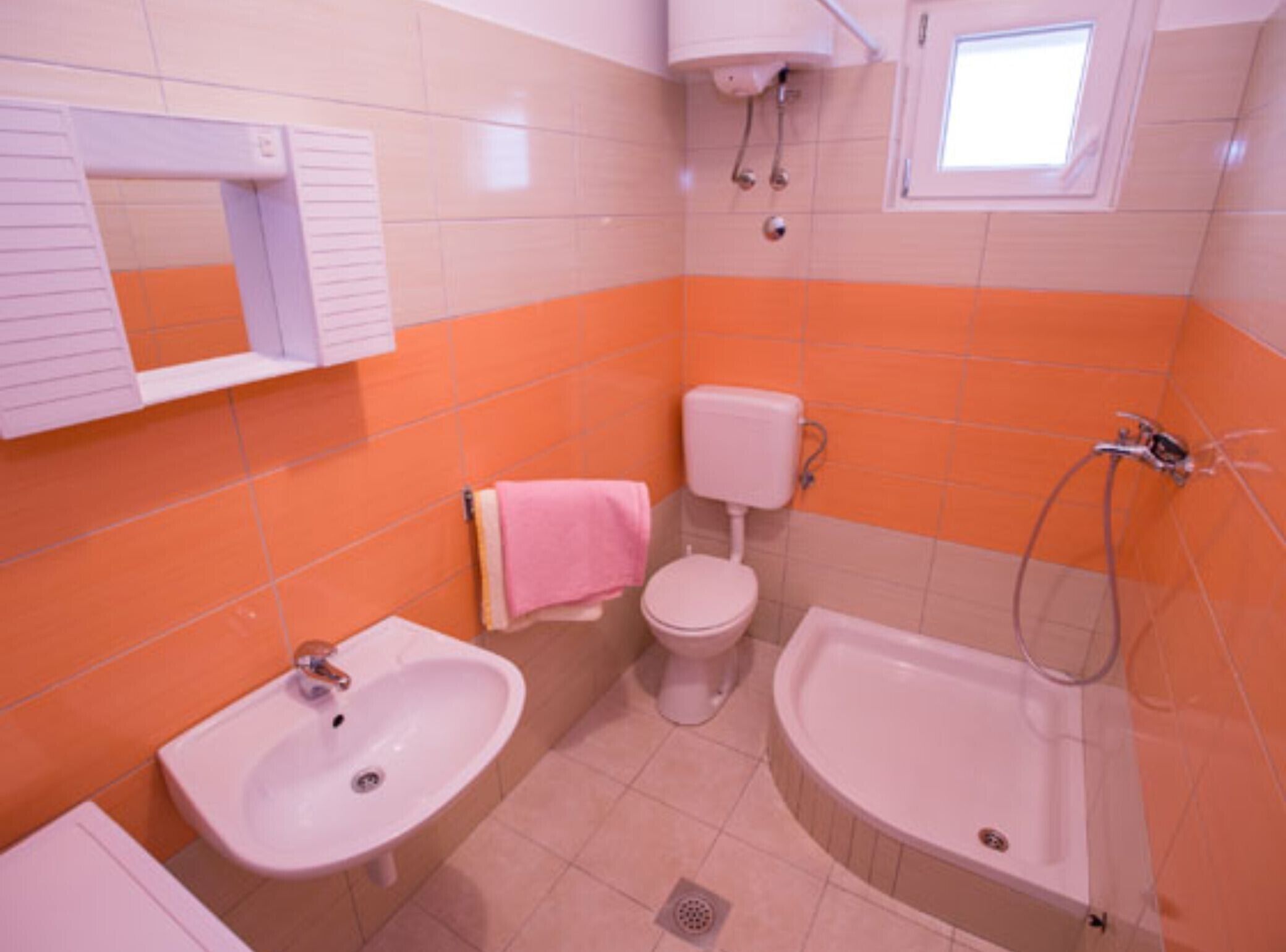 A bathroom with a toilet, sink, and bathtub.