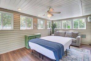 7 habitaciones, escritorio y tabla de planchar con plancha