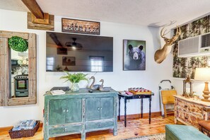 Interior - 7 Mi to Carters Lake: Cabin w/ Pond & Pedal Boat! (Ranger)
