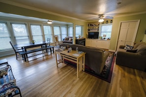 Fernseher, Kamin, DVD-Player, Tischfußball