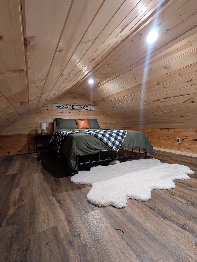 Wilderness Retreat 3bedroom cabin with Lake Access in Eustis, Maine