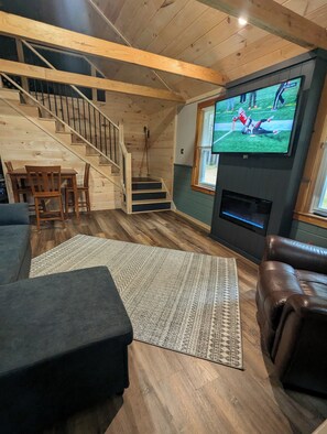 Smart TV, fireplace - Wilderness Retreat 3-bedroom cabin in Eustis, Maine (Eustis)