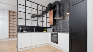 Coffee/tea maker, microwave, dishwasher, cookware/dishes/utensils - Cozy Apartment Close to PGE by Renters (Warsaw)