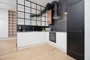 Microwave, dishwasher, coffee/tea maker, cookware/dishes/utensils - Cozy Apartment Close to PGE by Renters (Warsaw)