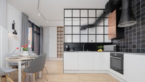 Coffee/tea maker, microwave, dishwasher, cookware/dishes/utensils - Cozy Apartment Close to PGE by Renters (Warsaw)