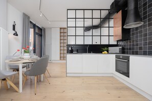 Microwave, dishwasher, coffee/tea maker, cookware/dishes/utensils - Cozy Apartment Close to PGE by Renters (Warsaw)