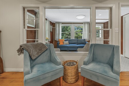 Lakeside, 2-Bedroom Cottage with Fire Pit in Dickson