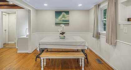 Lakeside, 2-Bedroom Cottage with Fire Pit in Dickson
