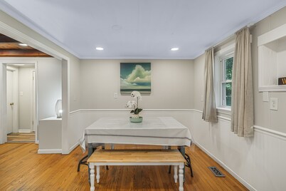 Lakeside, 2-Bedroom Cottage with Fire Pit in Dickson