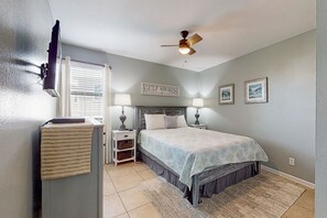 2 bedrooms, iron/ironing board, Internet, bed sheets - Charming condo near beach & entertainment with shared pool (Gulf Shores)