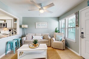 TV - Charming condo near beach & entertainment with shared pool (Gulf Shores)