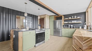 Réfrigérateur, micro-ondes, four, plaque de cuisson