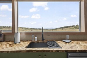 Fridge, microwave, oven, stovetop - The Nook Colorado - Hottub, Sauna, Can't Miss Views (Jefferson)