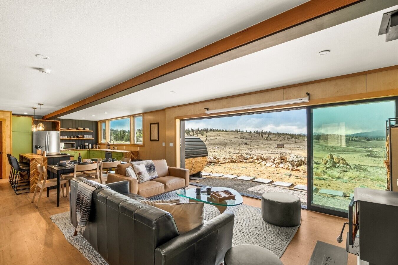 TV connectée, cheminée, livres, chaîne hi-fi