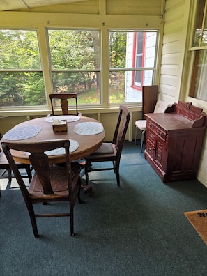 Dining - Cozy 2-bdrm, 3-season Adirondack cabin at tranquil Great Sacandaga Lake w/WiFi (Hadley)