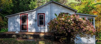 Cozy 2-bdrm, 3-season Adirondack cabin at tranquil Great Sacandaga Lake w/WiFi