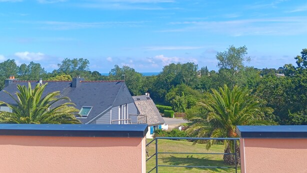 A residential area with houses, a clear sky, and greenery. - Apartment 34m2 large terrace sea view 2km beaches gr34. Pink granite hillsides (Trelevern)