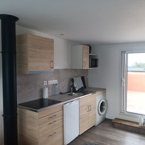 Jääkaappi, mikroaaltouuni, liesi, keittoastiat/astiat/ruokailuvälineet