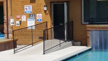Inomhuspool och utomhuspool