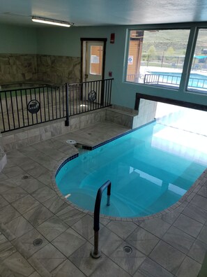 Una piscina cubierta, una piscina al aire libre