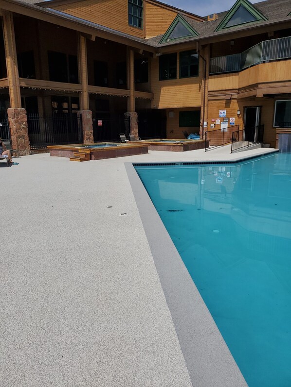 Innenpool, Außenpool