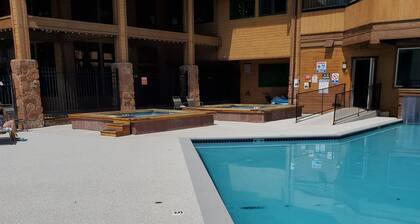 Rustique Boutique Mountain Resort King Suite for 2 - Free WIFI