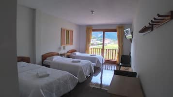 Habitación familiar con 1 cama matrimonial o 2 individuales, vista a la montaña | 1 habitación y wifi gratis