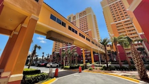 Un hotel de varios pisos con un atrio central y un paseo techado.