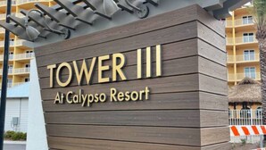 Señal para la Torre III en el Calypso Resort, indicando el nombre y la ubicación del edificio.