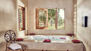 Deluxe House, Garden View | Bathroom | Towels, soap, shampoo, toilet paper