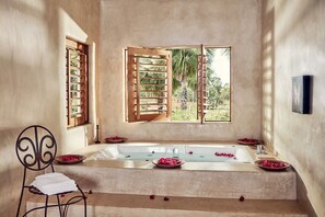 Casa Deluxe, vista al jardín | Baño | Toallas, jabón, shampoo, papel de baño